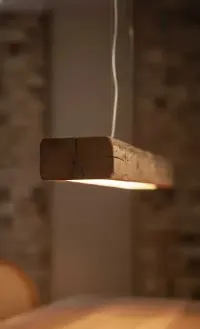 Drewniana wisząca lampa Led, stare drewno, belka w stylu retro, loft — ujęcie 3