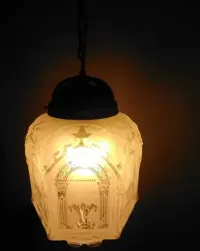 Dwie lampy wiszące- żyrandol na dwanaście "świec" i lampa ze szklanym kloszem — ujęcie 2