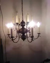 Dwie lampy wiszące- żyrandol na dwanaście "świec" i lampa ze szklanym kloszem — ujęcie 3