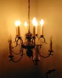 Dwie lampy wiszące- żyrandol na dwanaście "świec" i lampa ze szklanym kloszem — ujęcie 4