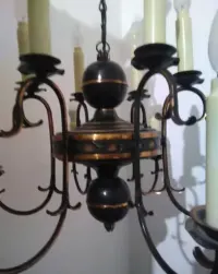 Dwie lampy wiszące- żyrandol na dwanaście "świec" i lampa ze szklanym kloszem — ujęcie 5