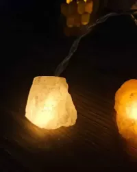 Girlanda LED z kamieniami solnymi — ujęcie 2