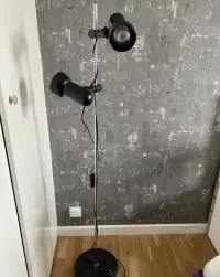 Industrialna czarna lampa — ujęcie 2