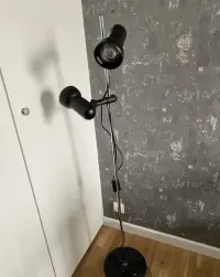 Industrialna czarna lampa — ujęcie 3