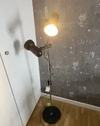Industrialna czarna lampa — ujęcie 4