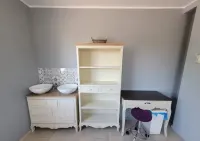 Komoda Rimini RI024 kremowa w stylu  prowansalskim ze zdobieniami i umywalkami. Szafka umywalkowa 100. 
2 — ujęcie 2