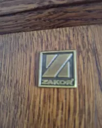 Kredens dębowy firmy Zakor — ujęcie 3