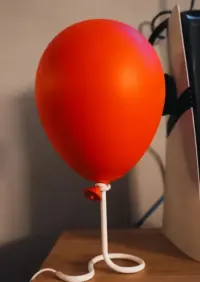 Lampa dekoracyjna stojąca balonik USB z filmu "TO" — ujęcie 3