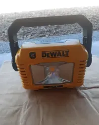 Lampa halogen Led DeWalt DCL077 ładny stan — ujęcie 5