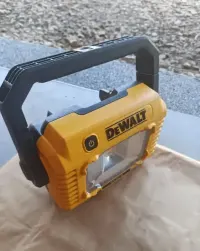 Lampa halogen Led DeWalt DCL077 ładny stan — ujęcie 4