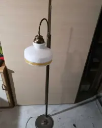 Lampa  masiężna stojąca — ujęcie 2
