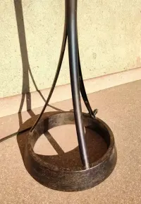 Lampa podłogowa piękna industrialna minimalistyczna solidna — ujęcie 3