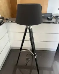 Lampa podłogowa stojąca trójnóg czarna — ujęcie 2