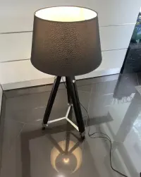 Lampa podłogowa stojąca trójnóg czarna — ujęcie 3