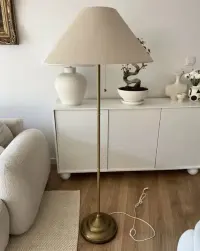 Lampa podłogowa stojąca złota — ujęcie 5