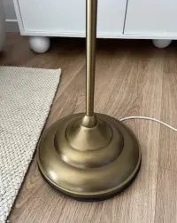 Lampa podłogowa stojąca złota — ujęcie 2