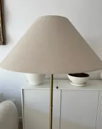 Lampa podłogowa stojąca złota — ujęcie 3