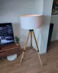 Lampa podłogowa trójnóg drewniany elegancka ponadczasowa LOFT stylowa — ujęcie 3