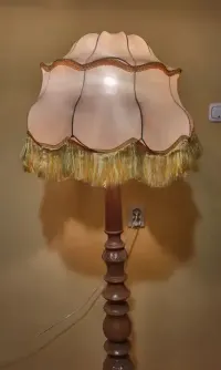 Lampa podłogowa z abażurem  solidne ciężkie  drewno. Vintage PRL — ujęcie 2