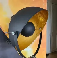 Lampa stojąca czarno-złota — ujęcie 2