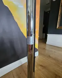 Lampa stojąca czarno-złota — ujęcie 4