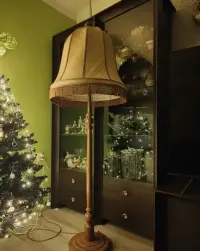 Lampa stojąca dębowa design vintage — ujęcie 2