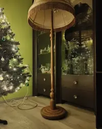 Lampa stojąca dębowa design vintage — ujęcie 3