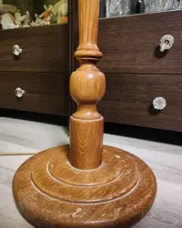 Lampa stojąca dębowa design vintage — ujęcie 4