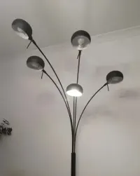 Lampa stojąca duża czarna — ujęcie 3