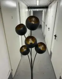 Lampa stojąca Hammered Magma black golden — ujęcie 4