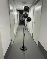 Lampa stojąca Hammered Magma black golden — ujęcie 2