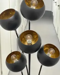Lampa stojąca Hammered Magma black golden — ujęcie 3