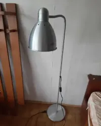 Lampa stojąca jak na zdjęciach. — ujęcie 3