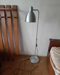 Lampa stojąca jak na zdjęciach. — ujęcie 4