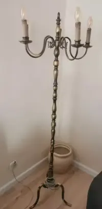 Lampa stojąca mosiężna — ujęcie 2
