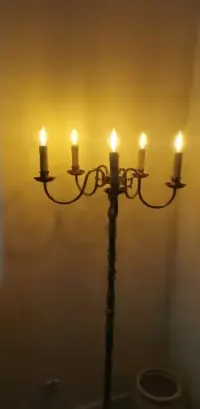 Lampa stojąca mosiężna — ujęcie 3
