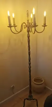 Lampa stojąca mosiężna — ujęcie 4