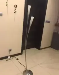 Lampa stojąca z dwoma kloszami — ujęcie 3