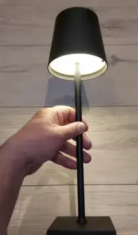 Lampa stołowa LED bezprzewodowa – Nowa, czarna, aluminium — ujęcie 2