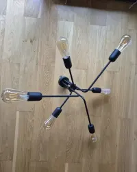 Lampa sufitowa industrialna — ujęcie 2