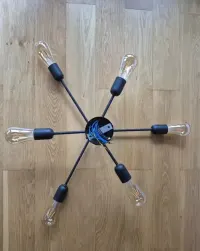 Lampa sufitowa industrialna — ujęcie 3