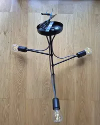 Lampa sufitowa industrialna — ujęcie 2