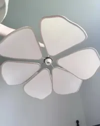 Lampa sufitowa rustykalna kwiat z plotna zlote elementy unikat — ujęcie 3