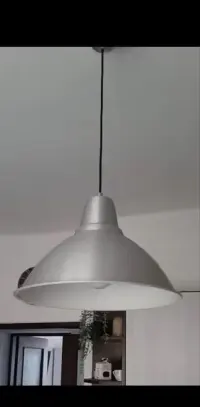 Lampa sufitowa srebrna — ujęcie 3
