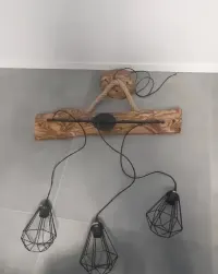 Lampa sufitowa z drewna — ujęcie 2