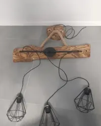 Lampa sufitowa z drewna — ujęcie 3