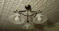 Lampa sufitowa, żyrandol z żarówkami oszczednosciowymi — ujęcie 4