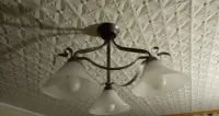 Lampa sufitowa, żyrandol z żarówkami oszczednosciowymi — ujęcie 2