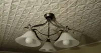 Lampa sufitowa, żyrandol z żarówkami oszczednosciowymi — ujęcie 3