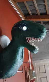 Lampa w kształcie głowy dinozaura/smoka – rękodzieło, sterowanie RGB — ujęcie 3